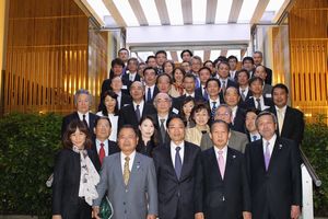 鈴木駐仏大使（中央）と訪問団、在仏日本商工会議所役員らと